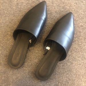 Pointed toe mule slides